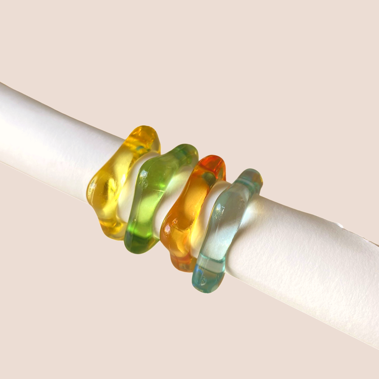 Flera pastellfärgade transparenta ringar i plast från BOB-C