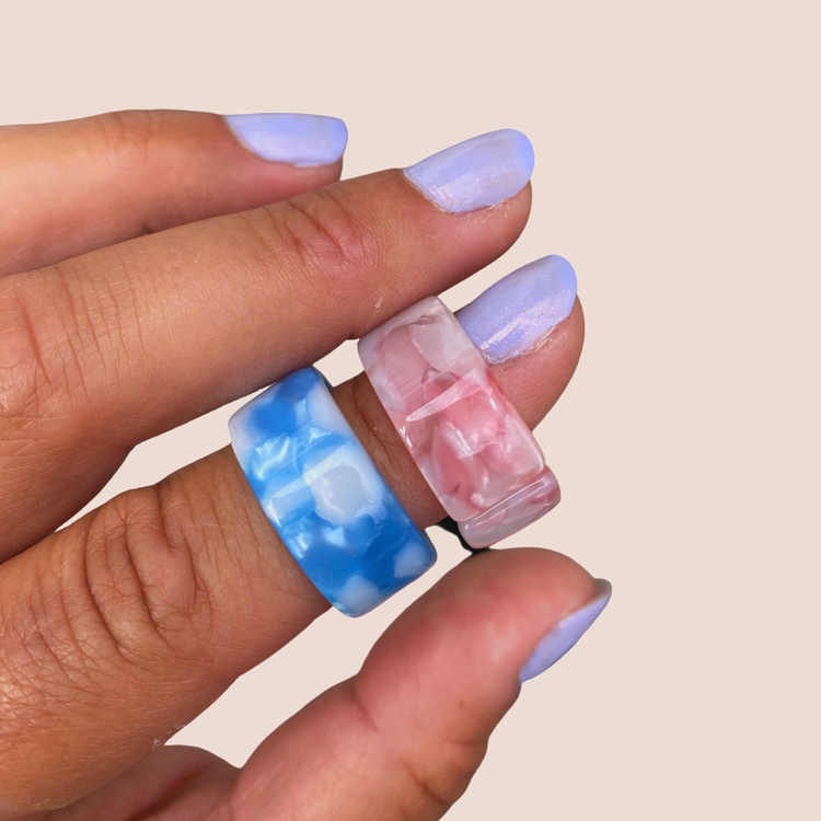 En rosa och en blå smyckesring i plast online