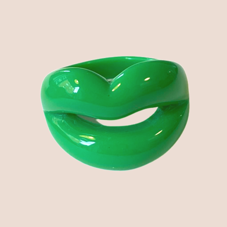 Grön plast-smyckes-ring med pussmun