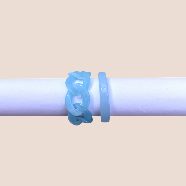 Ljusblå ring som ser ut som en kedja och en tunn plastring