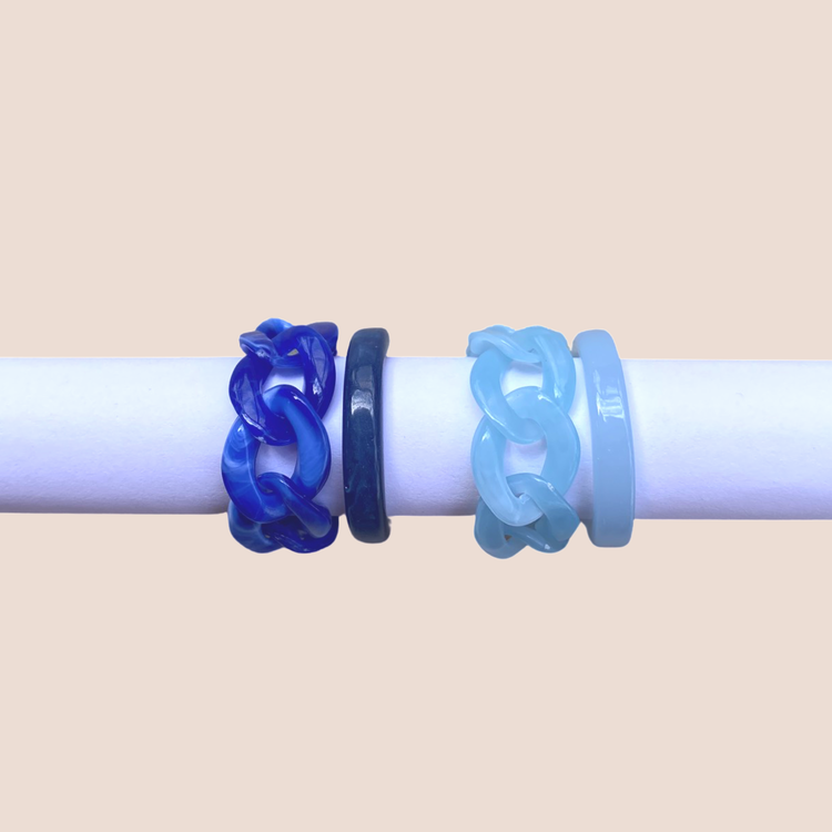 Ljusblå ringar av plast och kedjeliknande ring