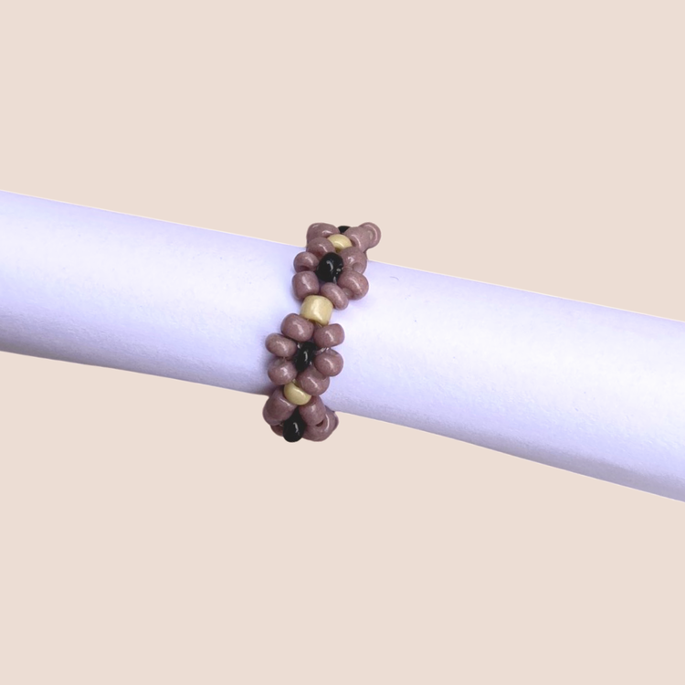 Blommig smyckering gjord av pärlor som du kan köpa online