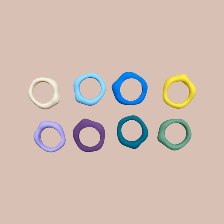 Flera färgglada smycken och ringar i plast från BOB-C