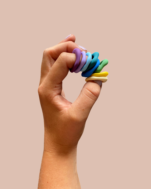 Flera färgglada ringar i plast från BOB-C smycken