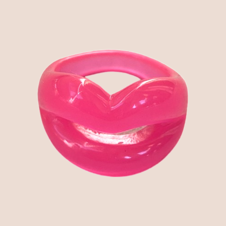 Rosa hartsring i plast i form av en pussmun