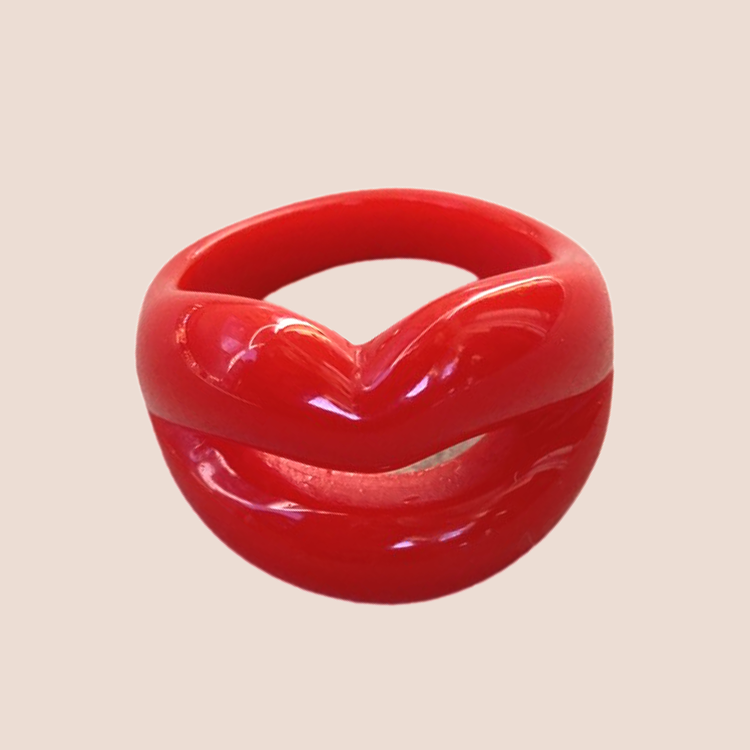 Stor ring med pussmun i rött