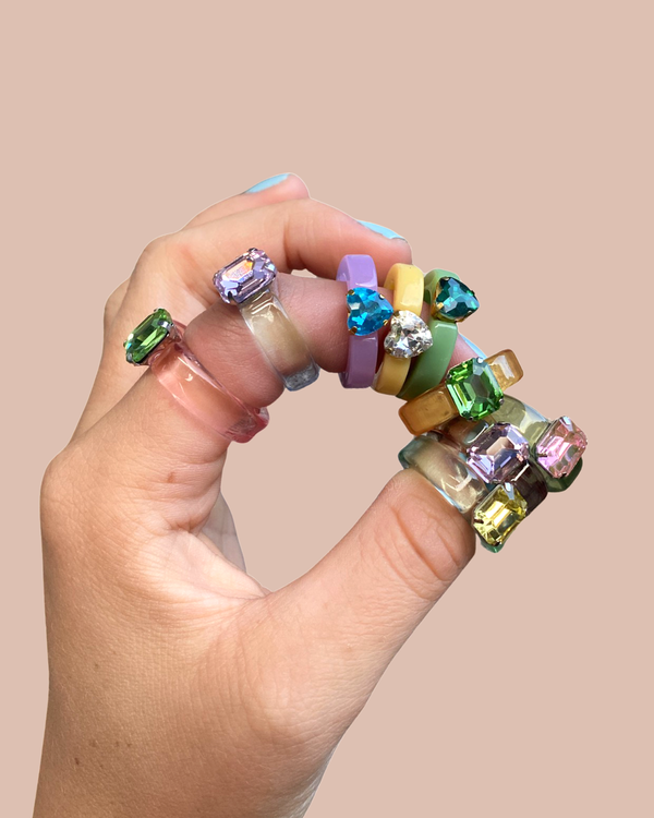 Färgglada plastringar i olika färger med fejk diamanter