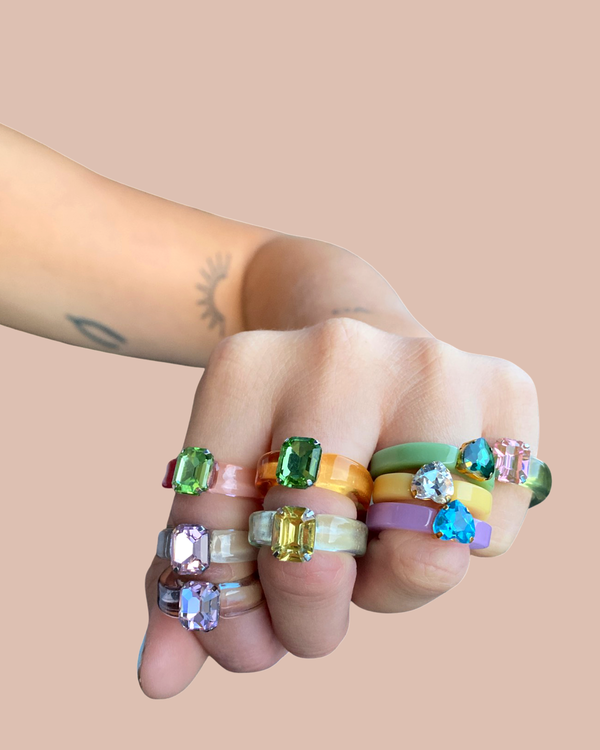 Köp coola ringar i plast med hjärtformade diamanter på