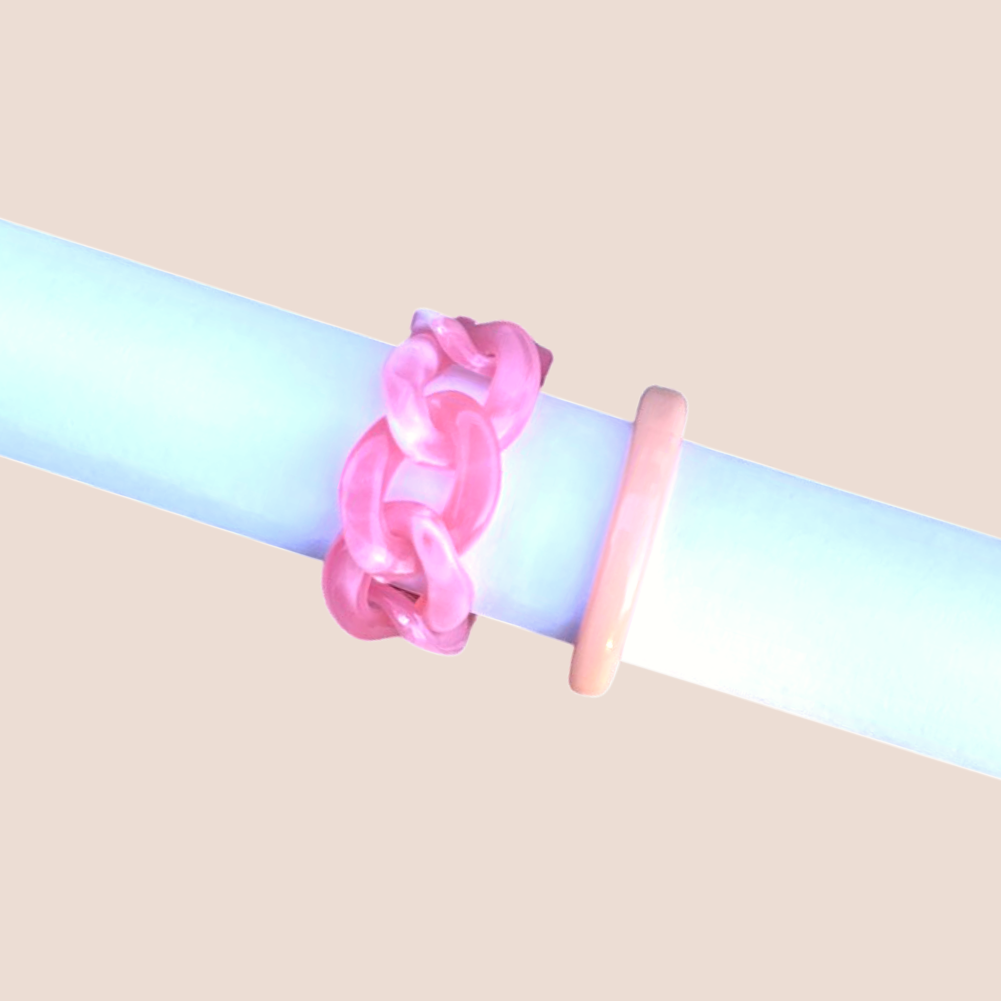Rosa och färgglada ringar i plast från BOB-C webbutik