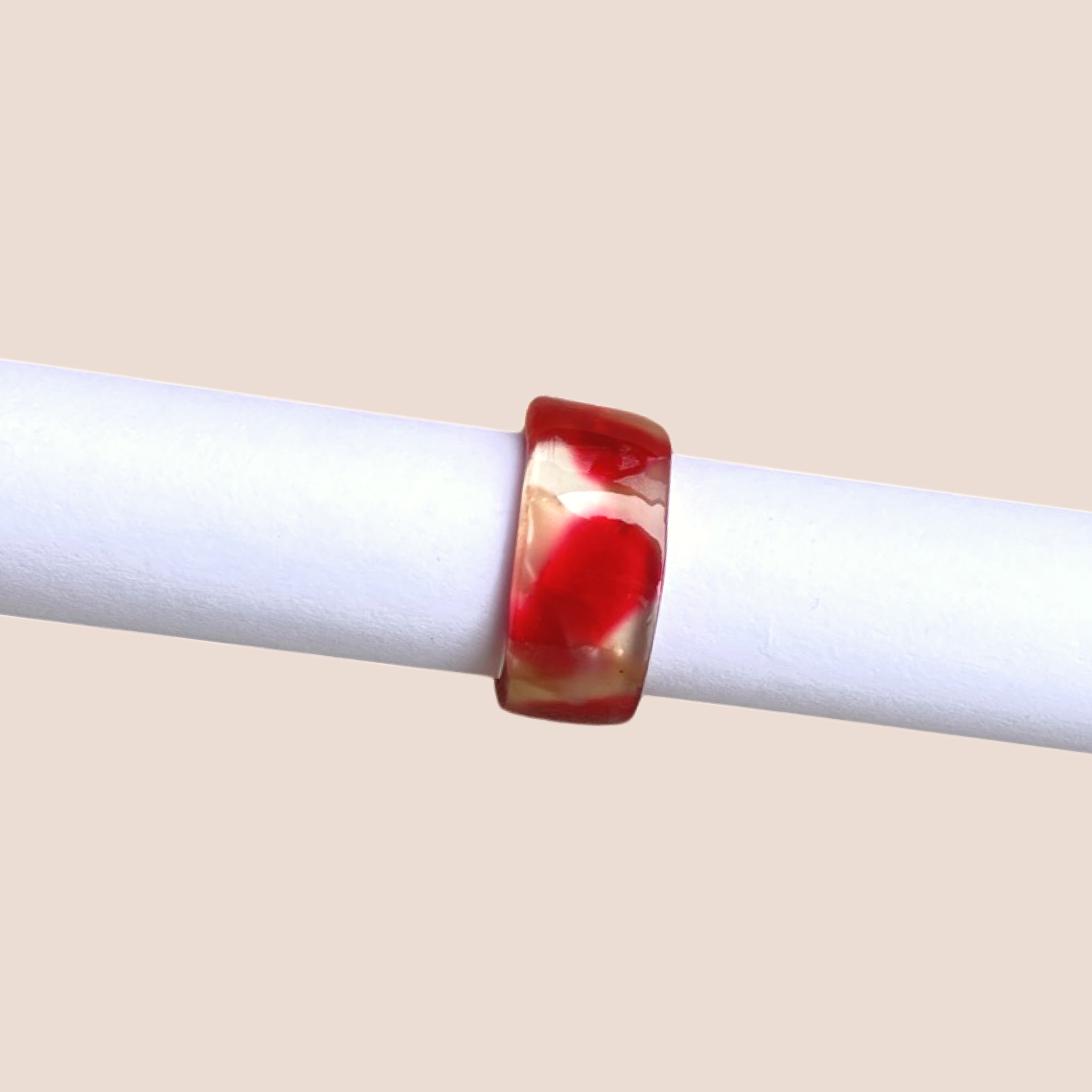 Röd och färgglad ring i plast från bob-c butik med plastringar.