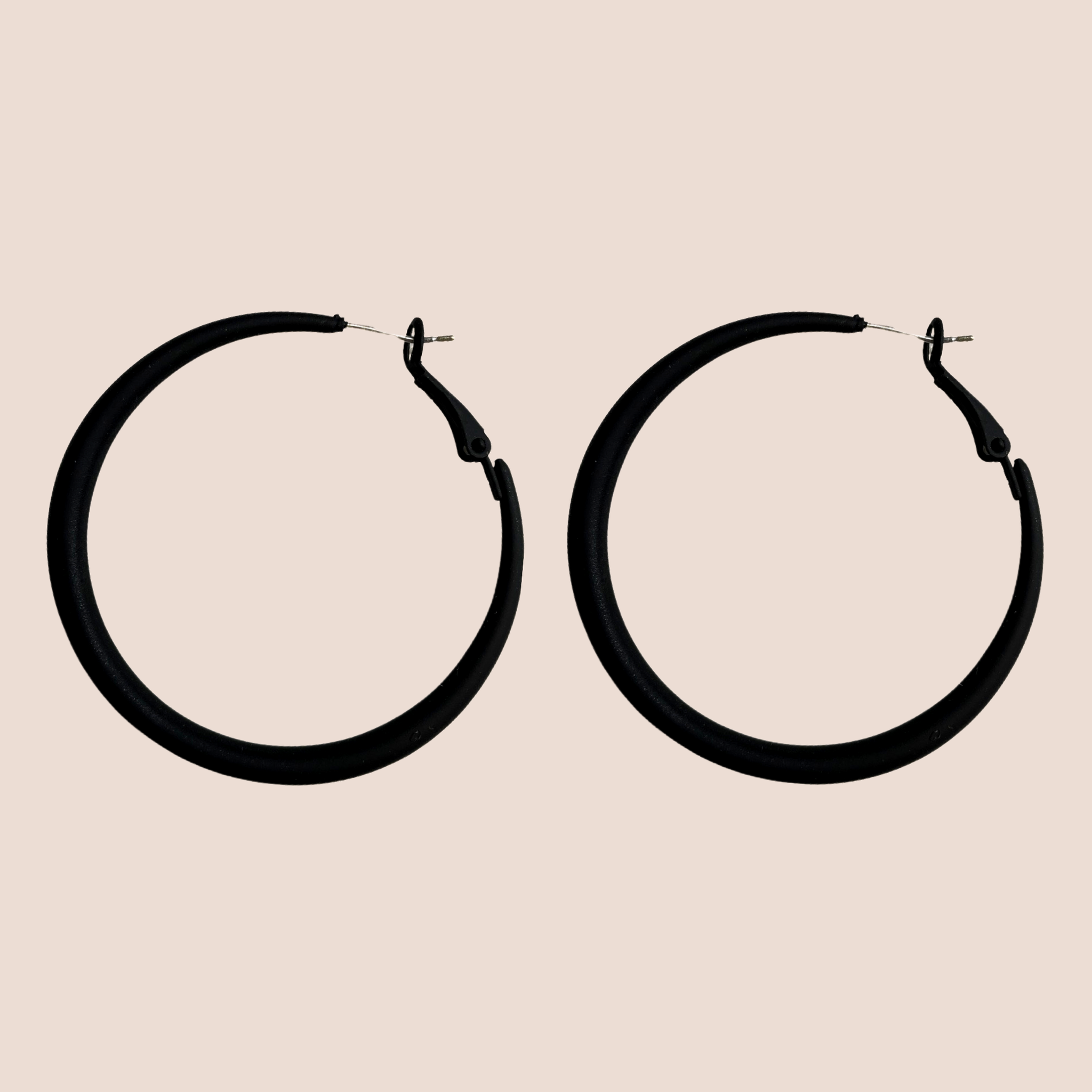 Hoops örhängen | Svarta örhängen online | BOB-C - BOB-C | Plastringar  online | Köp hartsring