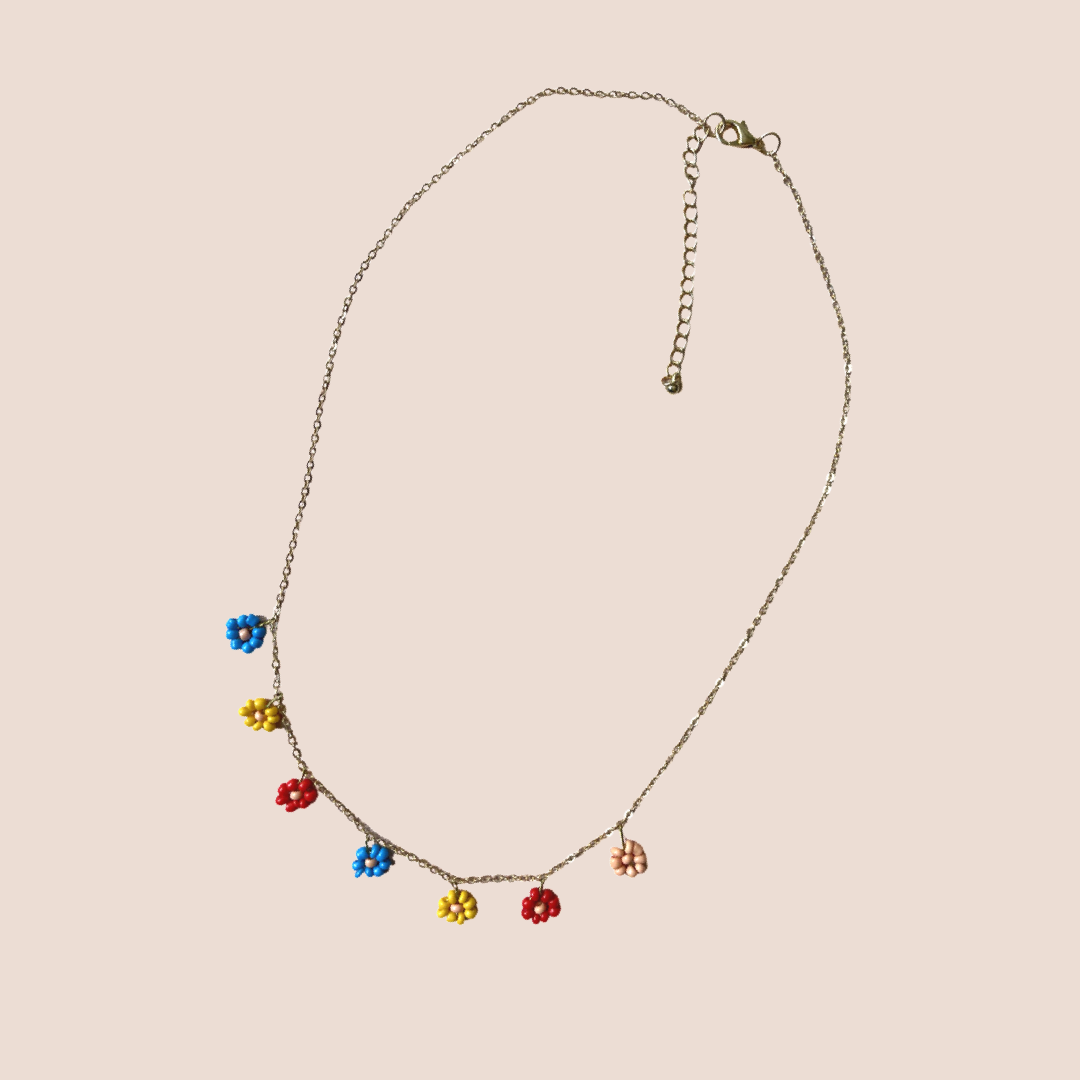 Halsband med blommor o olika färger av pärlor