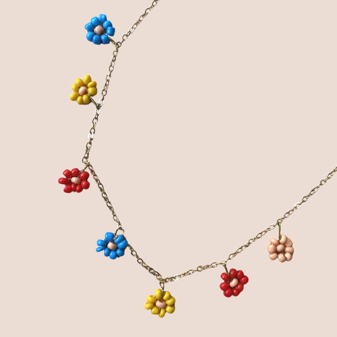 Blommiga halsband av pärlor online hos BOB-C