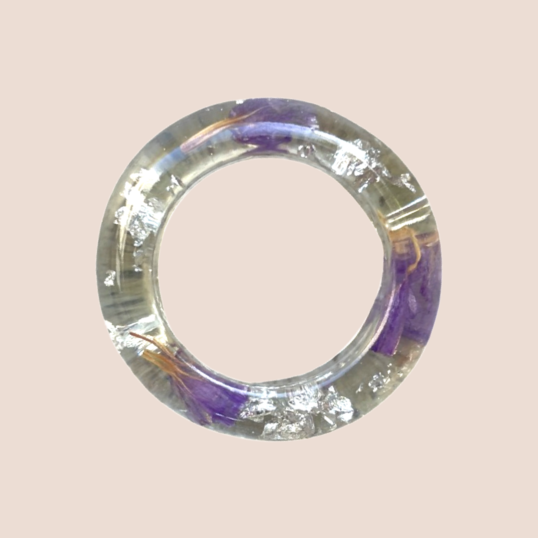 Stor glittrig ring med lila inslag