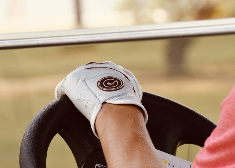Why should you use a golf glove and what is a golf glove?