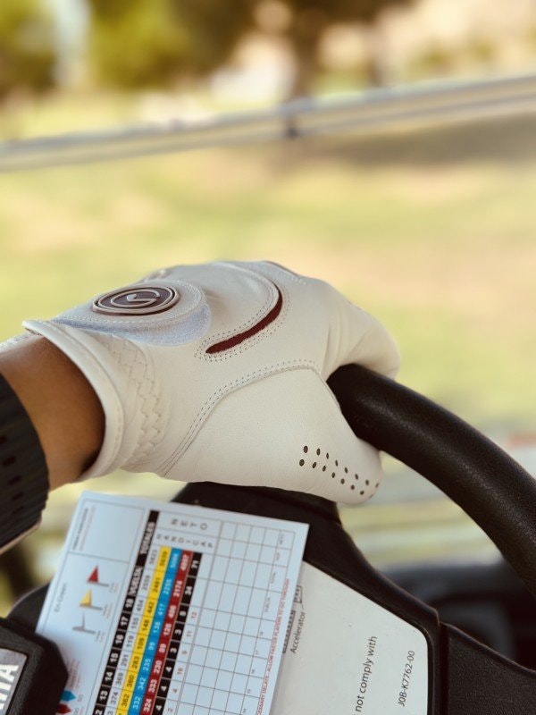 Letar du efter den bästa golfhandsken i cabretta-läder?