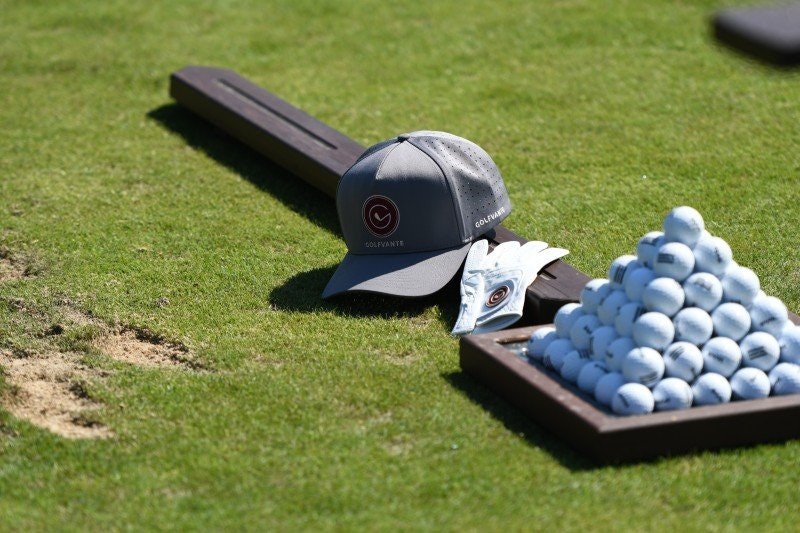 Den kompletta guiden till golfhandskar, peggar och greenlagare