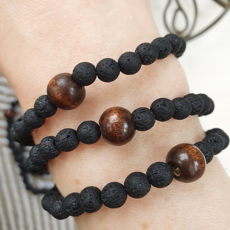 Armband med Lavasten och träpärla 19 cm