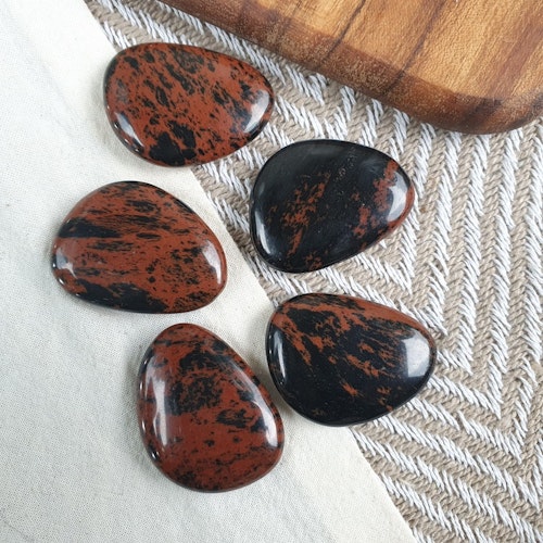 Handsten av Mahogny Obsidian