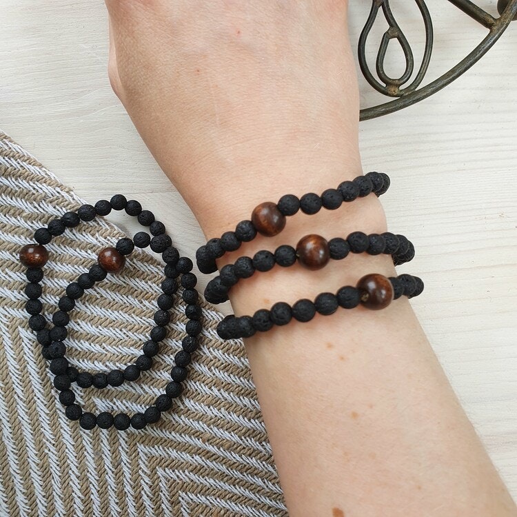 Armband med Lavasten och träpärla 19 cm