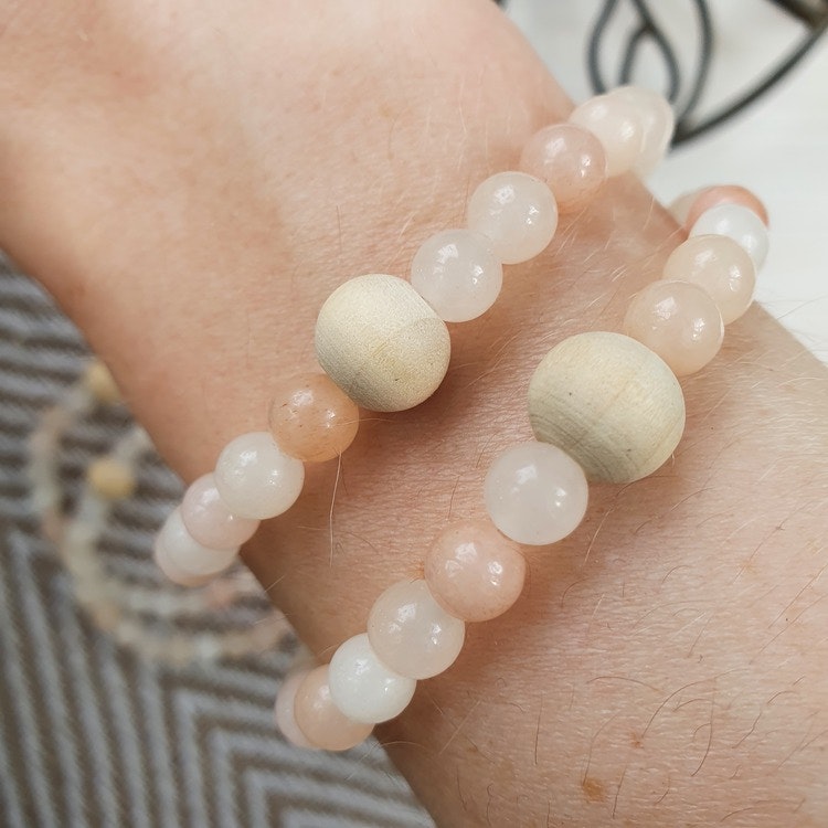 Armband vit/ persikofärgad Agat och träpärla 19 cm