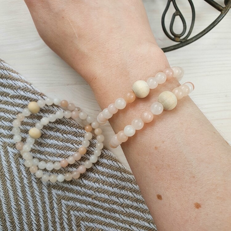 Armband vit/ persikofärgad Agat och träpärla 17 cm