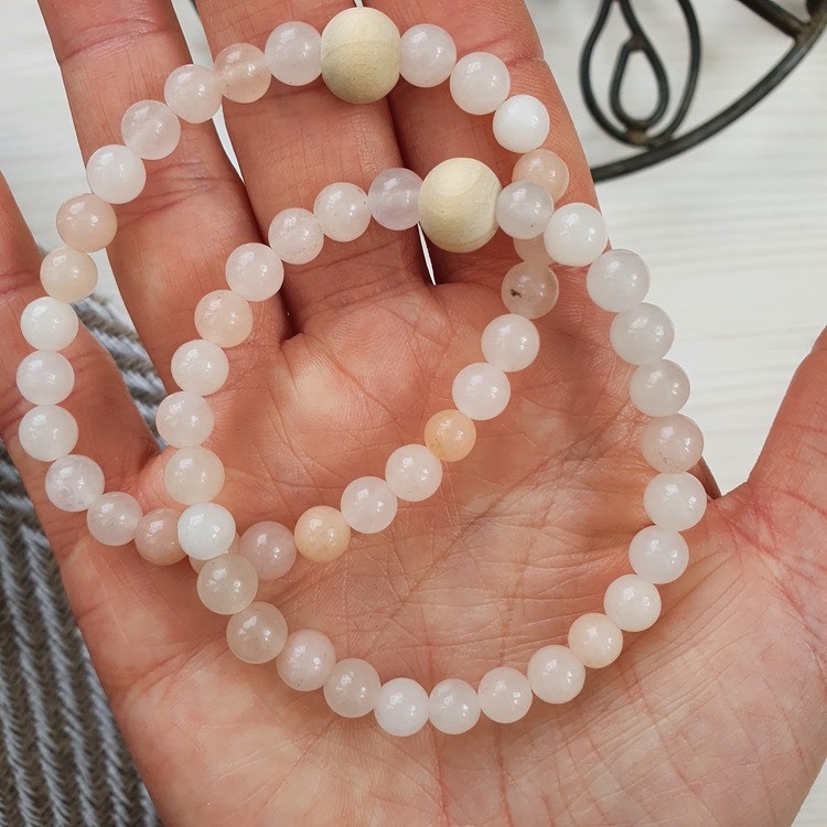 Armband vit/ persikofärgad Agat och träpärla 17 cm