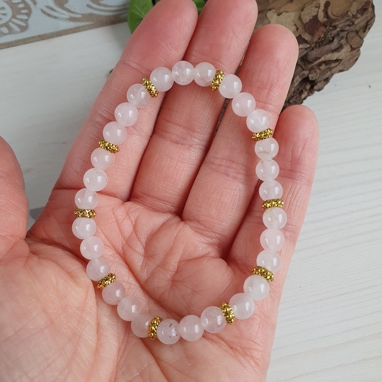 Armband i Rosenkvarts med gulddetaljer 18 cm