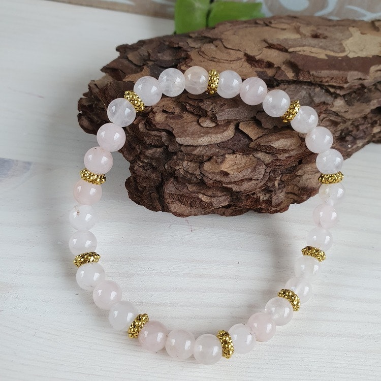 Armband i Rosenkvarts med gulddetaljer 18 cm