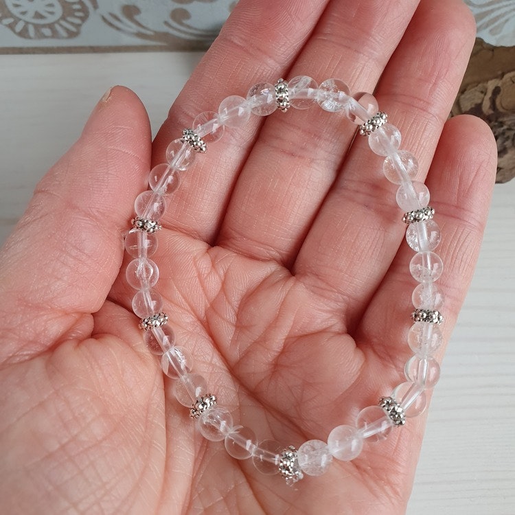 Armband i Bergkristall med gulddetaljer 18 cm