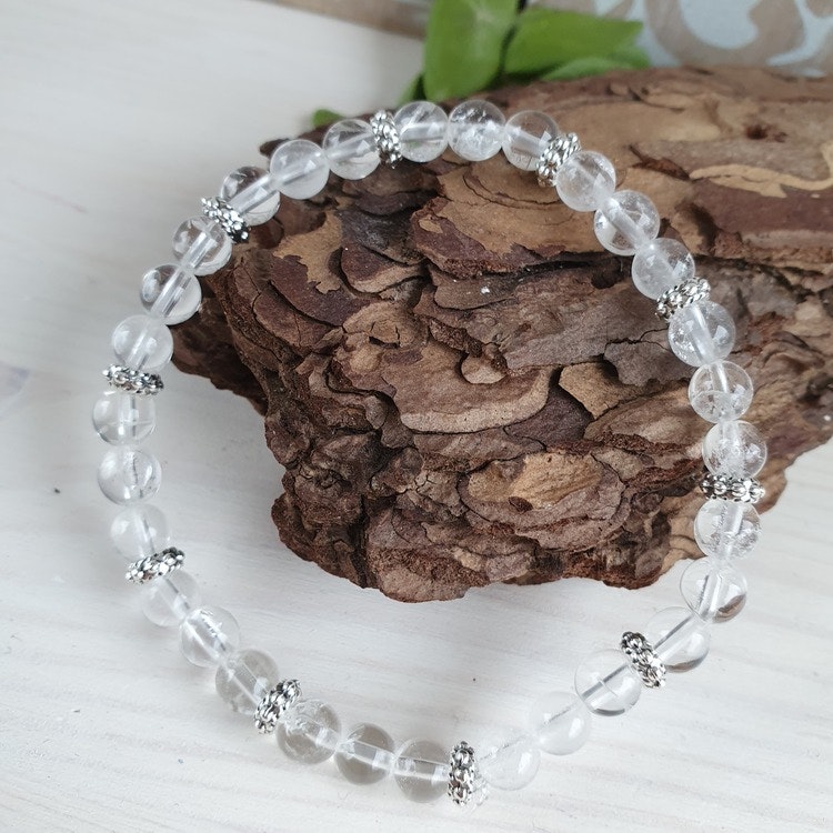 Armband i Bergkristall med gulddetaljer 18 cm