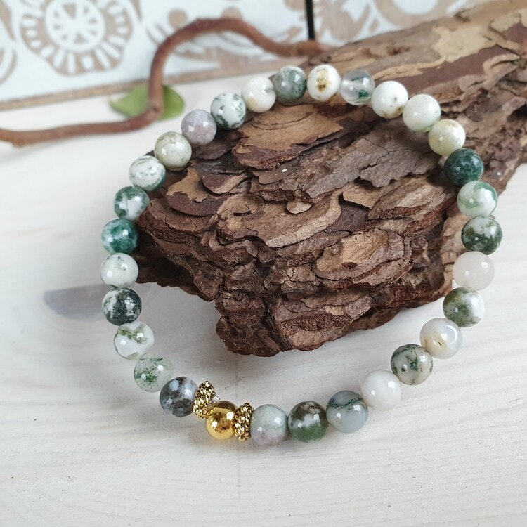 Armband i Trädagat med gulddetaljer 18 cm