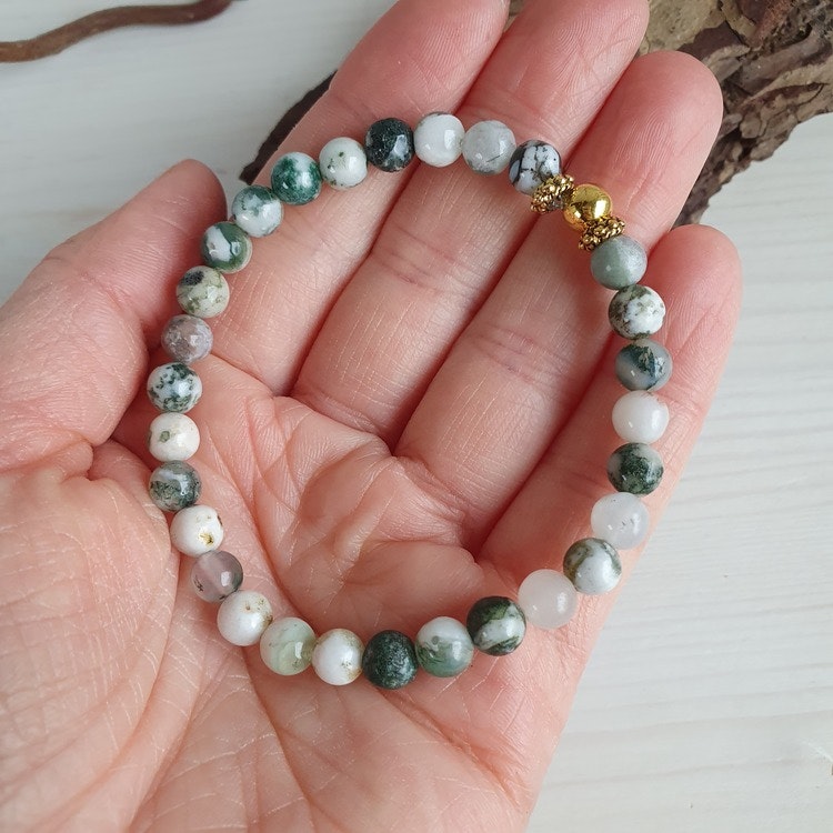 Armband i Trädagat med gulddetaljer 18 cm
