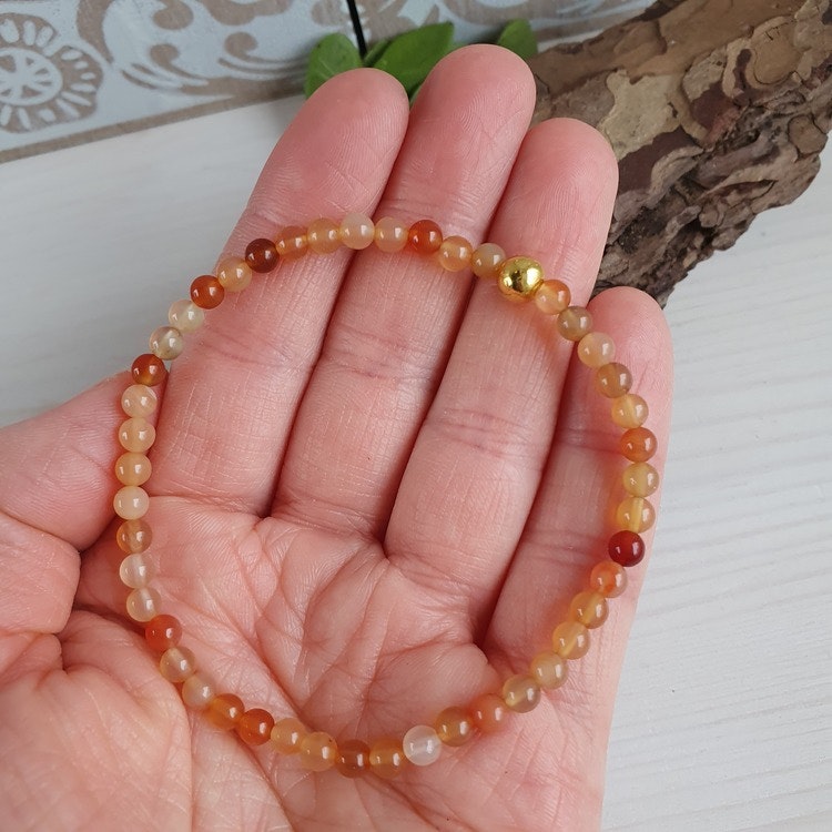Armband Karneol med guldkula 17 cm