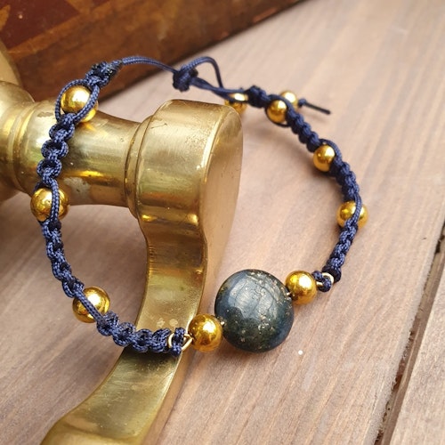 Armband med Lapis Lazuli och guldfärgade metallpärlor