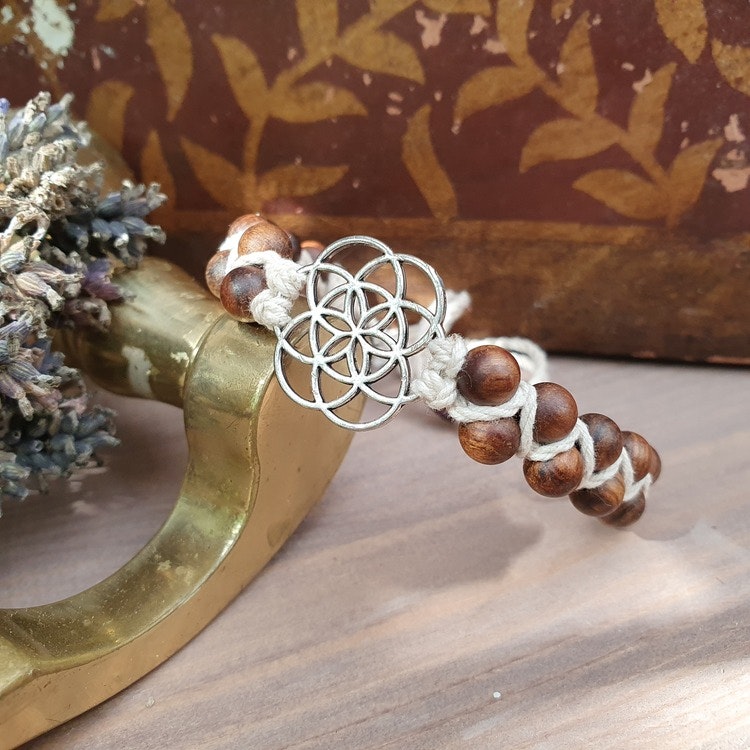 Armband med Livets frö och sandelträ