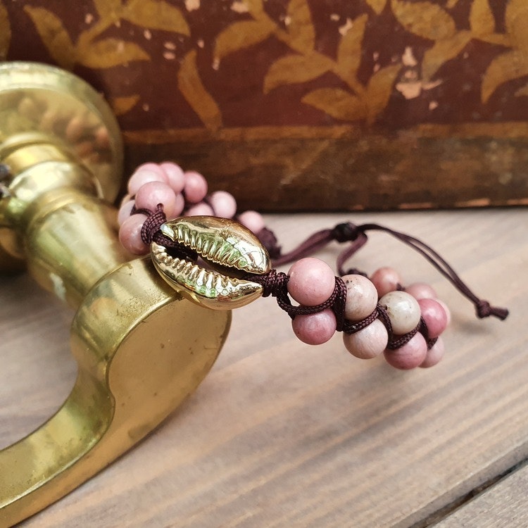 Armband med Rodokrosit och guldsnäcka