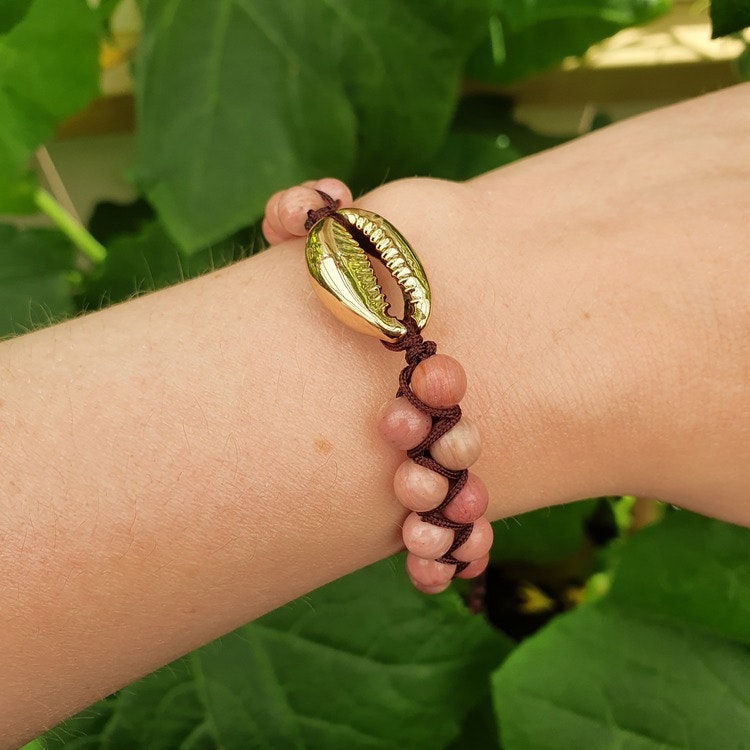 Armband med Rodokrosit och guldsnäcka