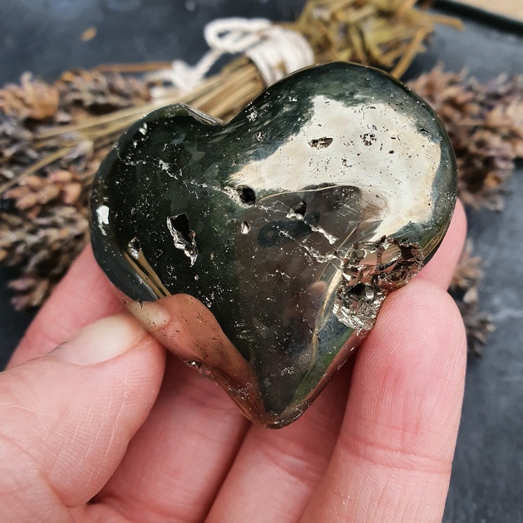 Hjärta av pyrit 100 g 5x4,5 cm. Detta ex