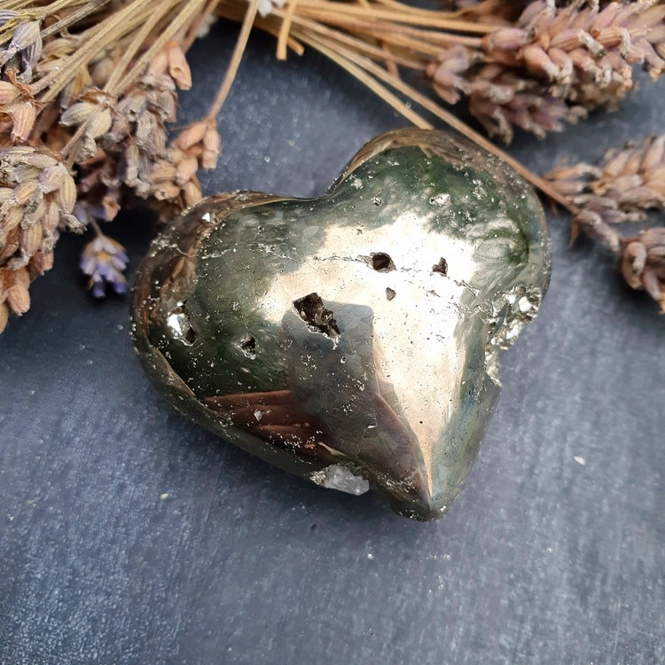 Hjärta av pyrit 100 g 5x4,5 cm. Detta ex