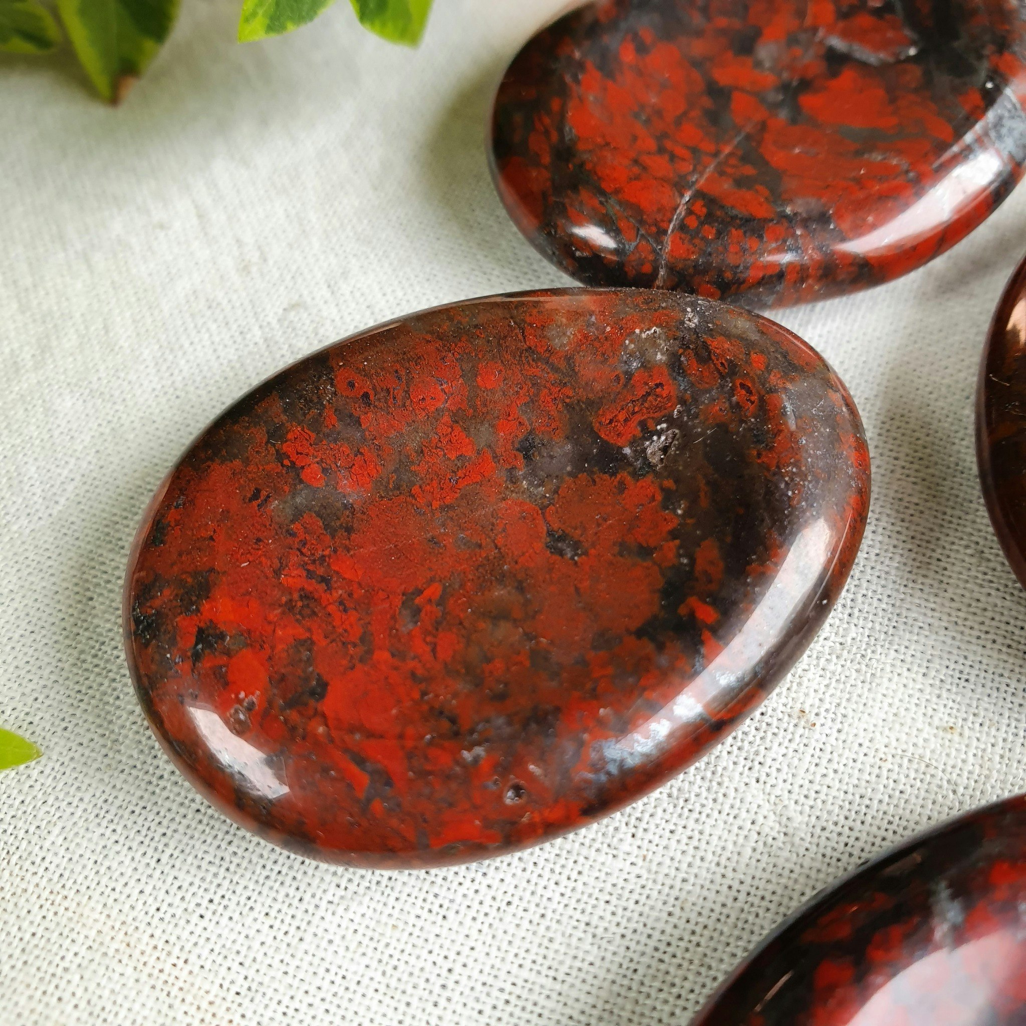 No worry stone av Brecci Jaspis