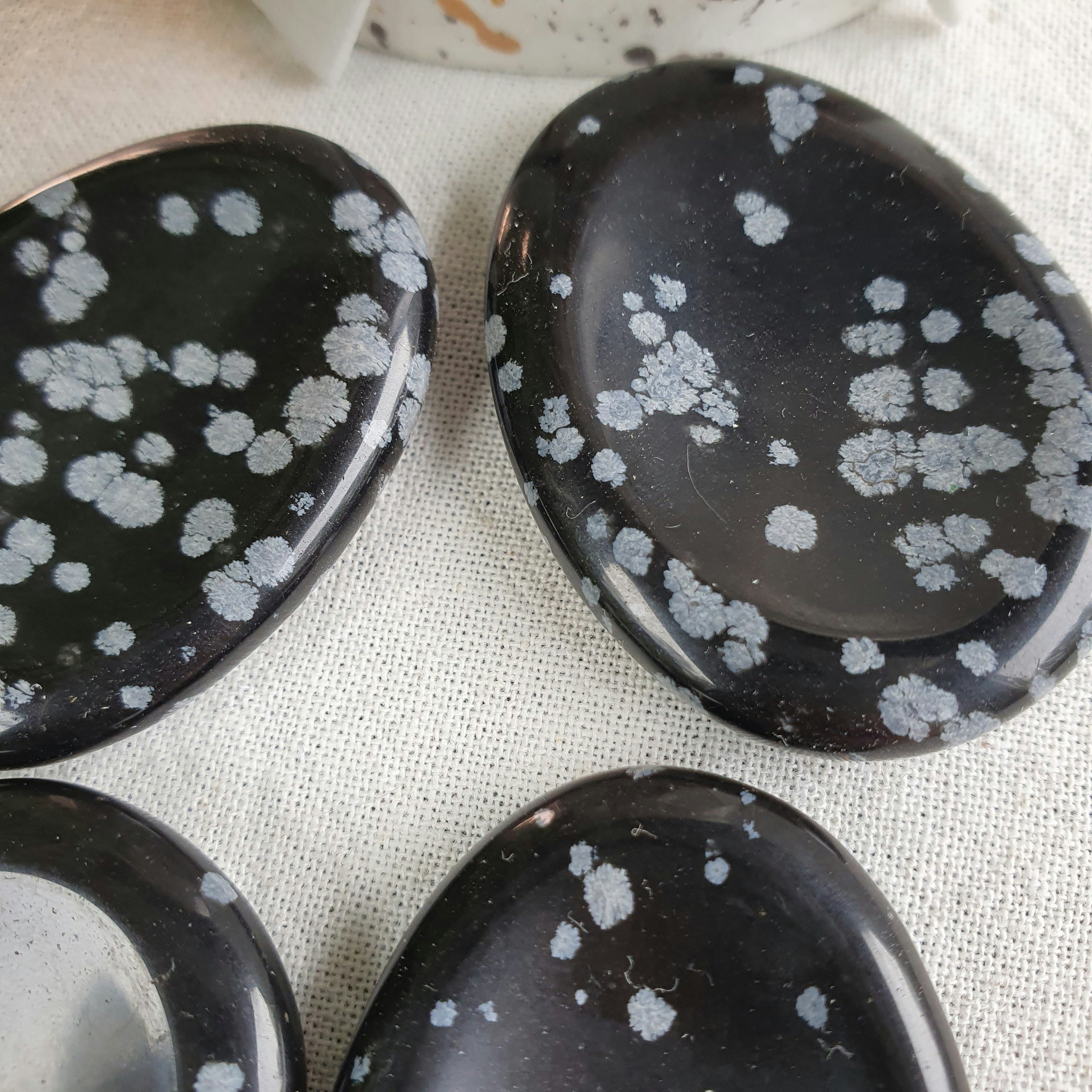 No worry stone av Snöflingeobsidian