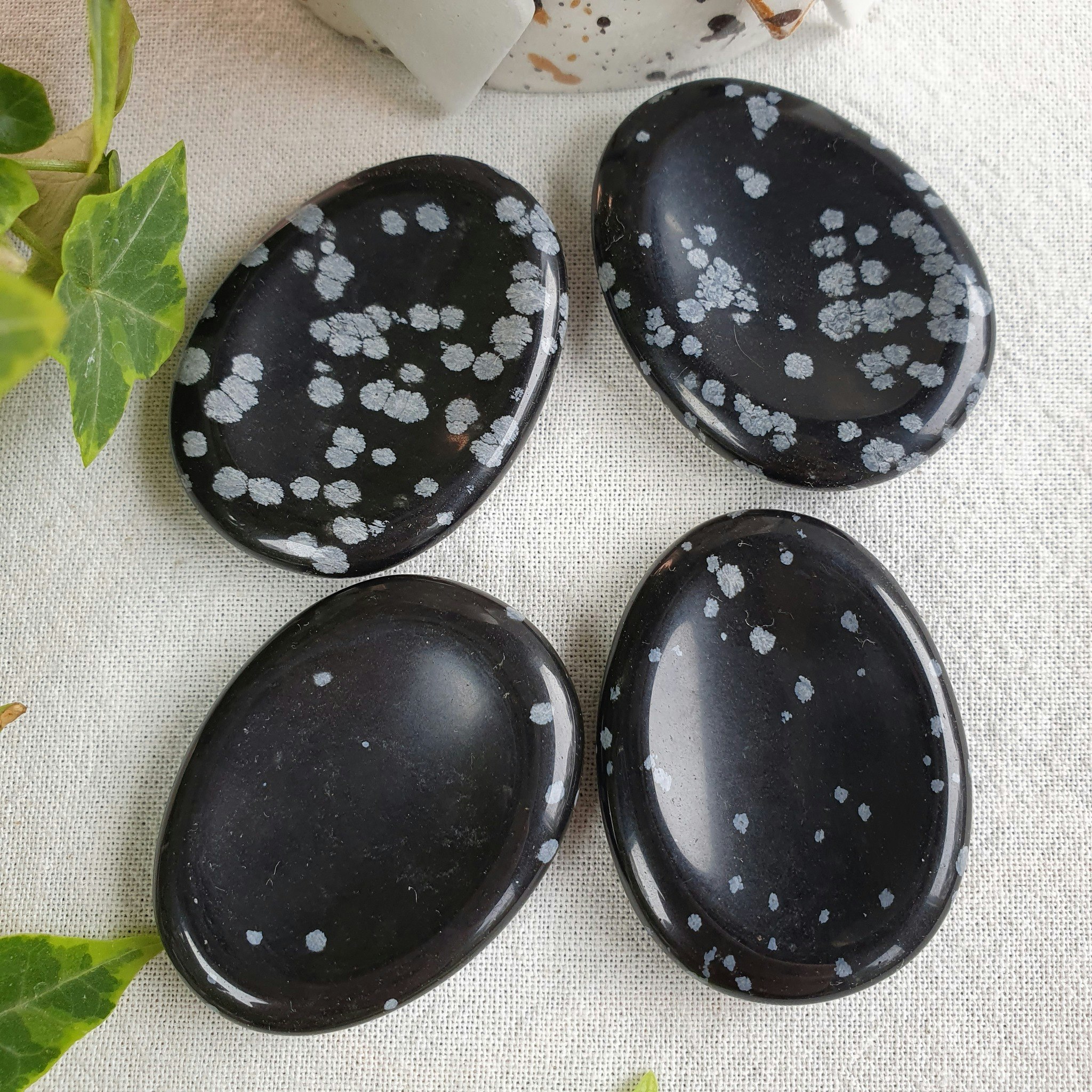 No worry stone av Snöflingeobsidian