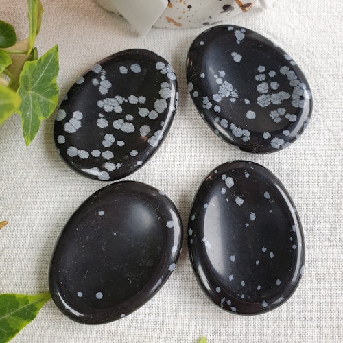 No worry stone av Snöflingeobsidian