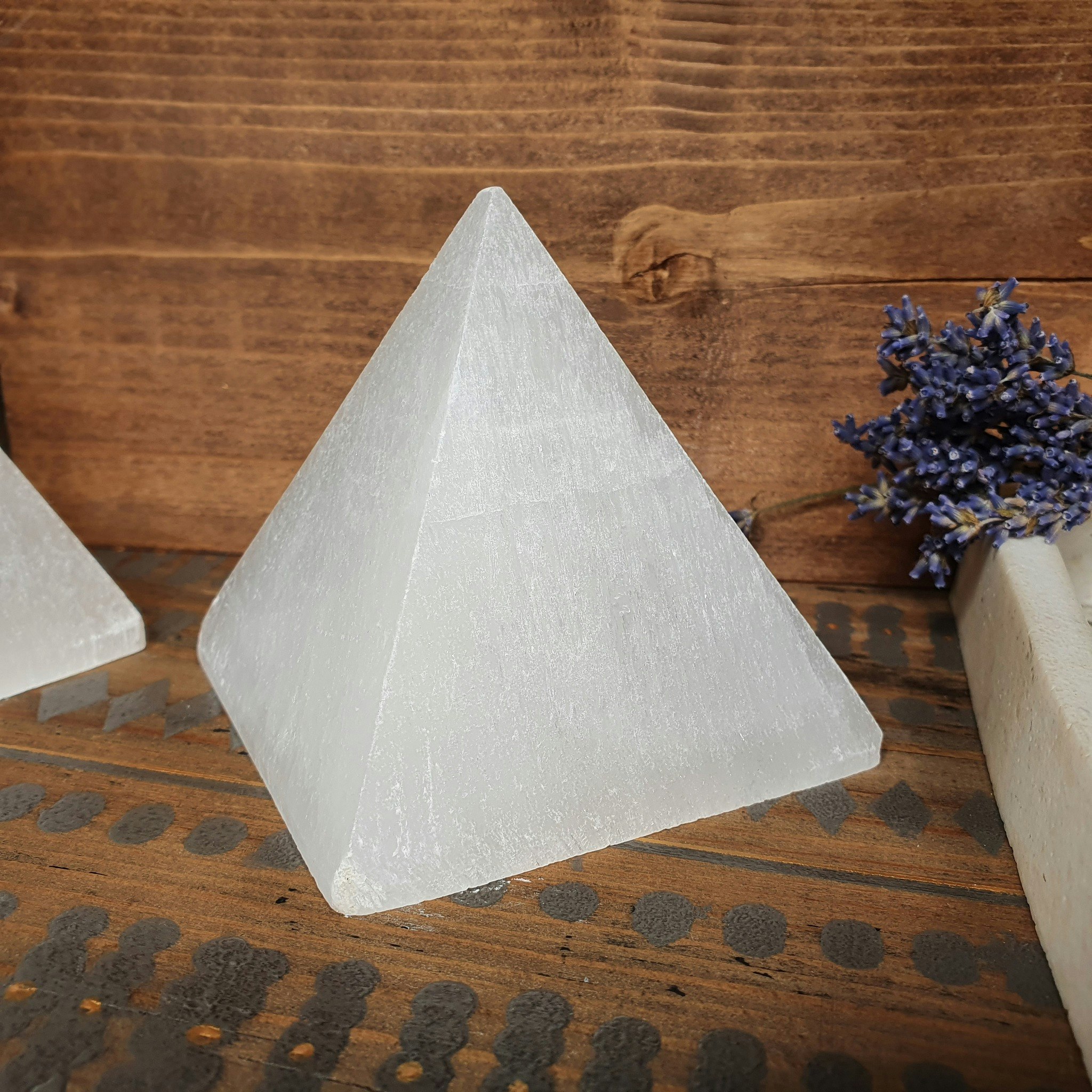 Selenit pyramid 7x8 cm