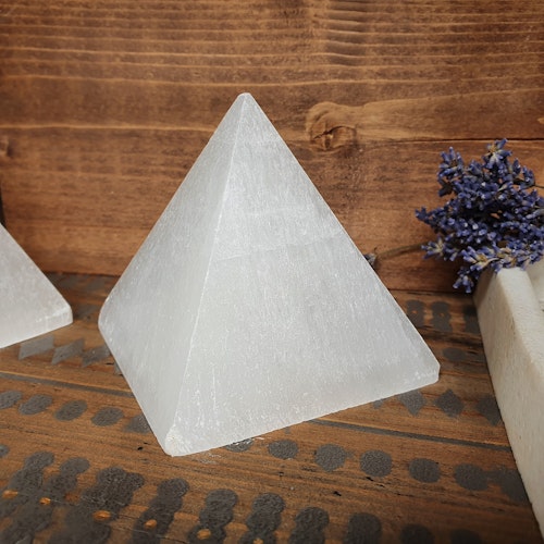 Selenit pyramid 7x8 cm
