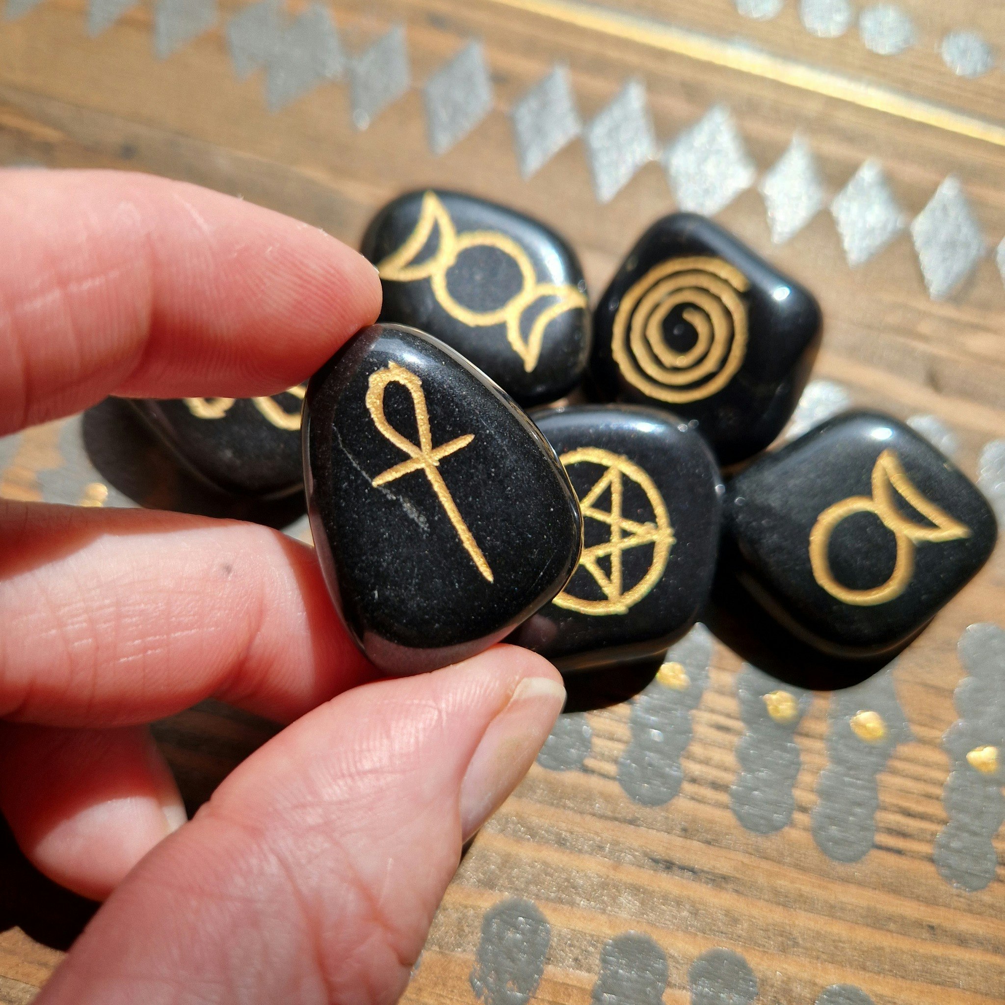 Talisman Behornade guden i svart agat, 1 st