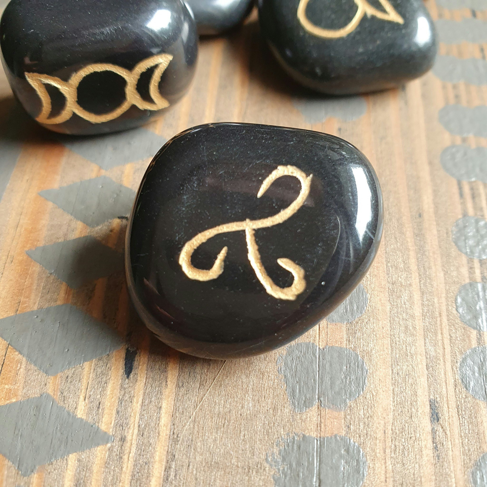 Talisman Triskele i svart agat, 1 st