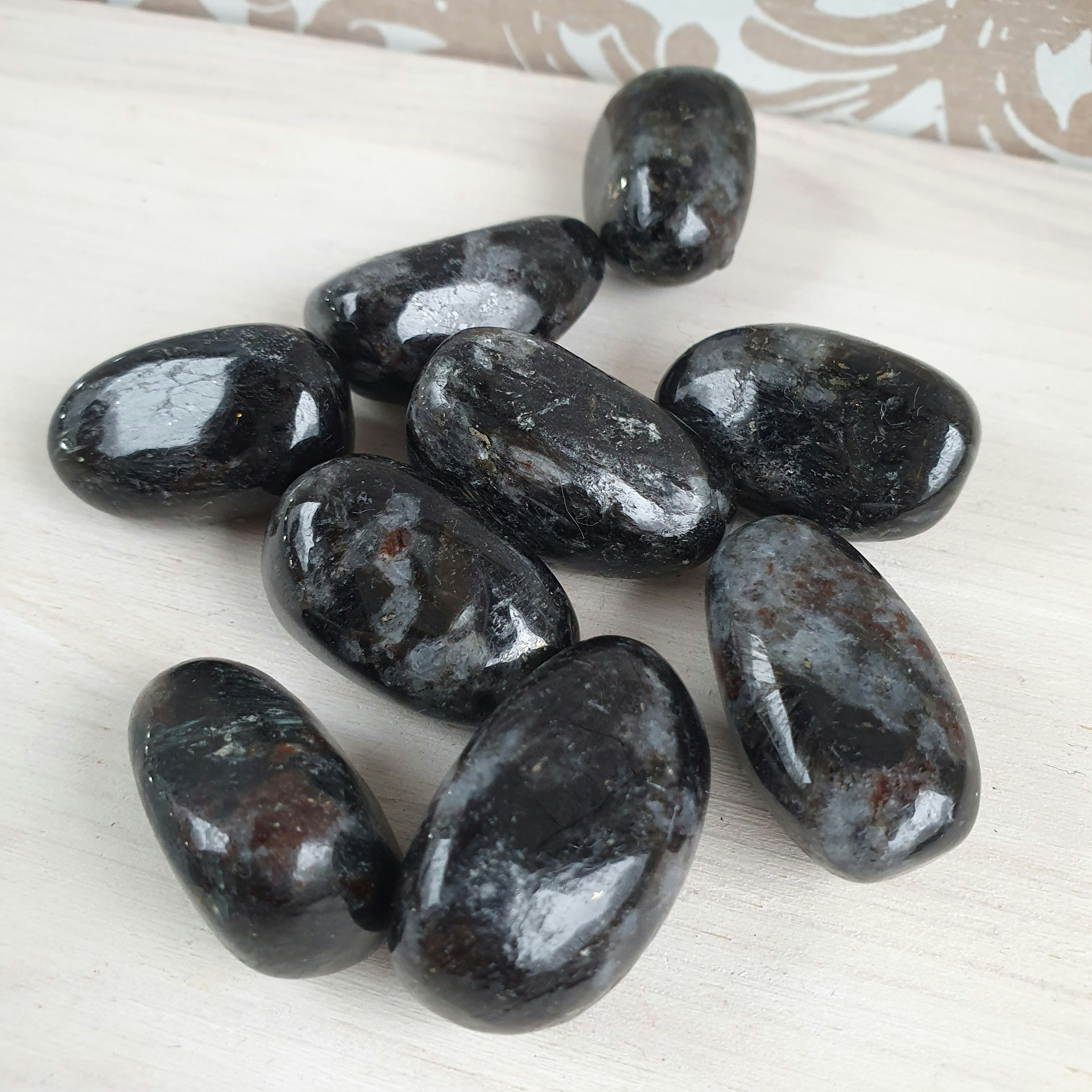 Trumlad Astrophyllite 10-15 g S. Vi väljer.