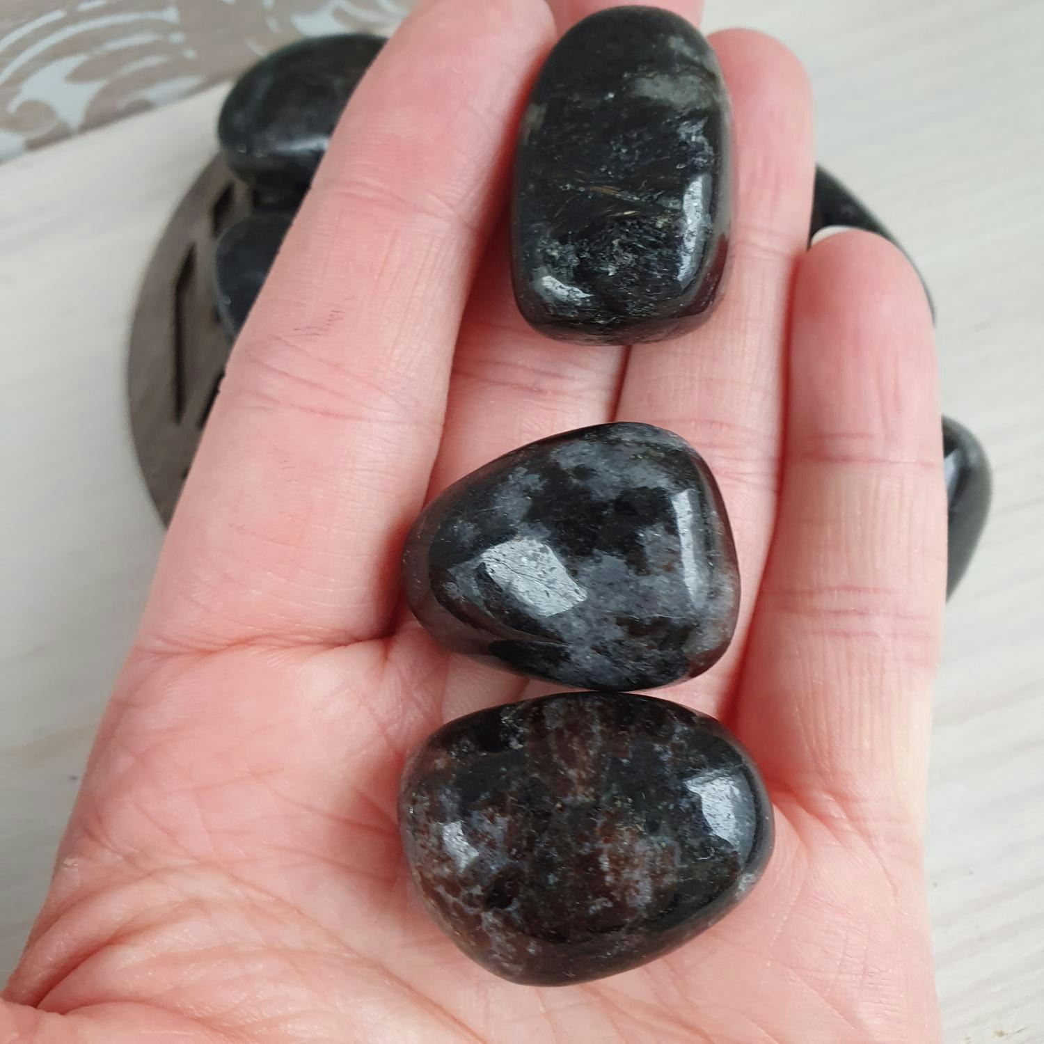 Trumlad Astrophyllite 16-23 g M. Vi väljer.